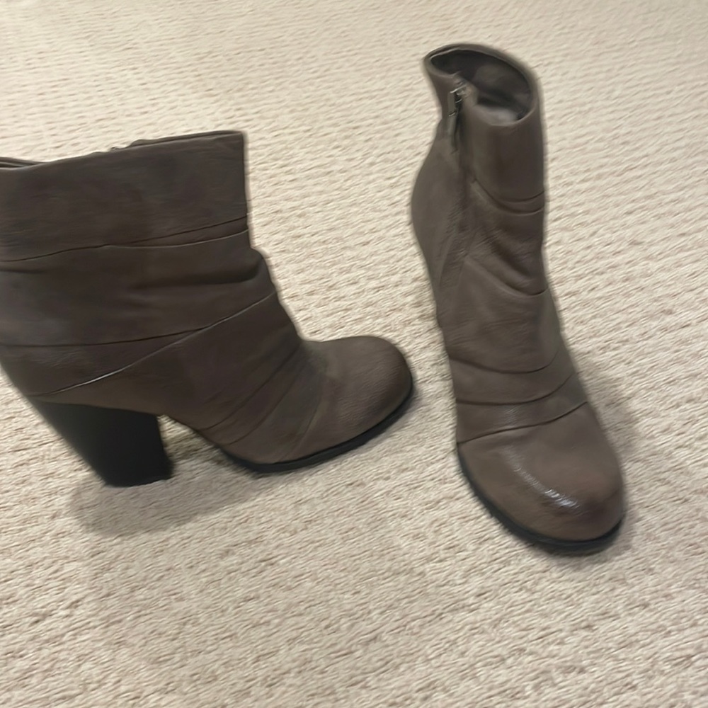 Short boots, very comfortable and stylish )excellent condition) color brown/grey